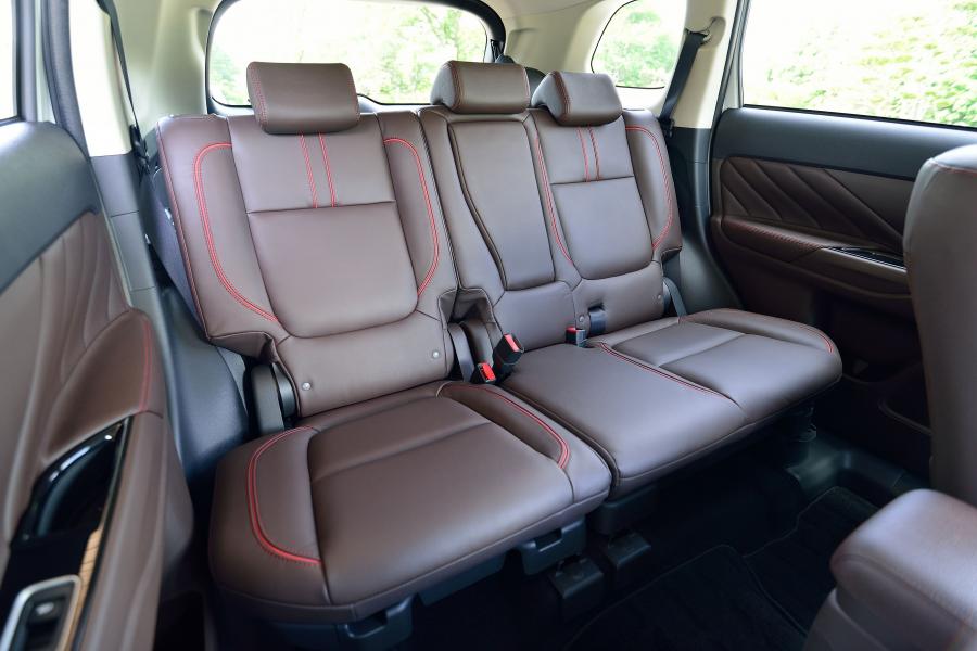  Mitsubishi Outlander PHEV 2015 года  (JP) (фото 3 из 19)
